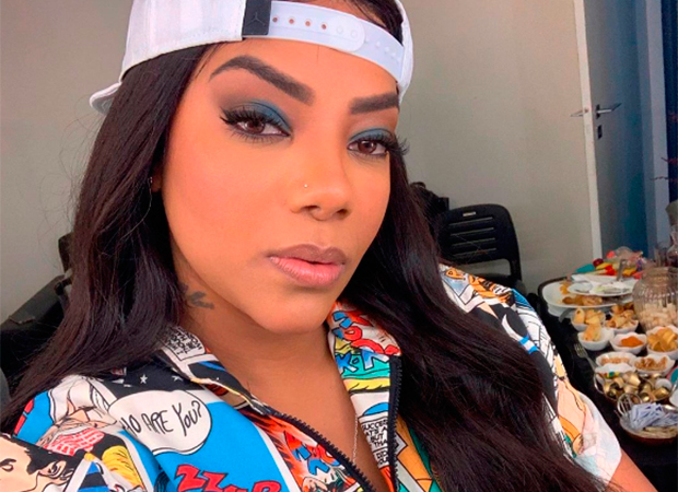 Ludmilla de boné para trás e maquiagem azul