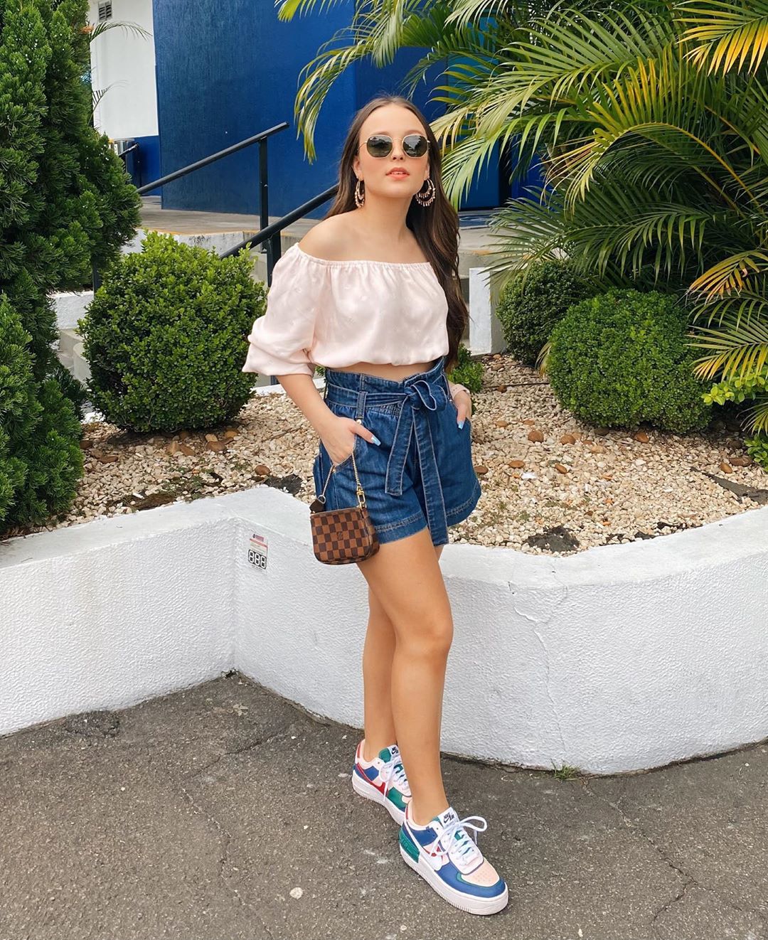 Look da Larissa Manoela com top cropped ombro a ombro