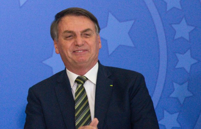 imagem de jair bolsonaro rindo da cara das pessoas, bem irônico