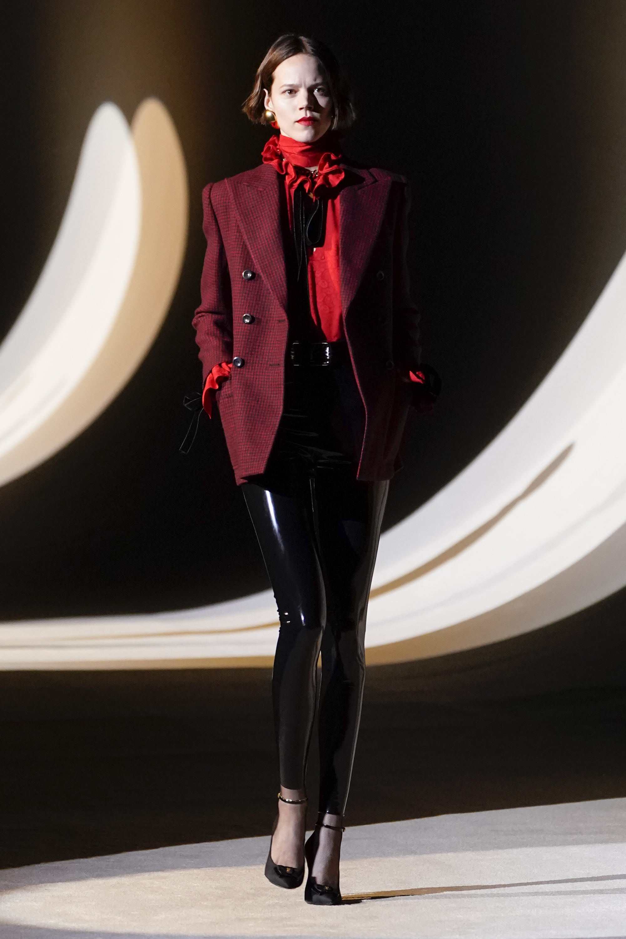 freja-beha-desfile-saint-laurent Freja Beha Erichsen desfilando para a Saint Laurent na semana de moda de Paris, em fevereiro de 2020