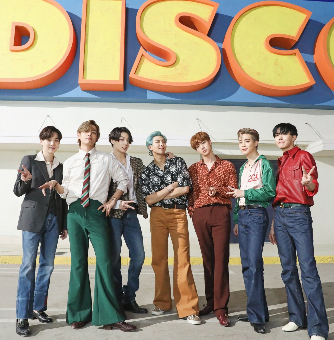 bts-clipe-dynamite-look-gucci