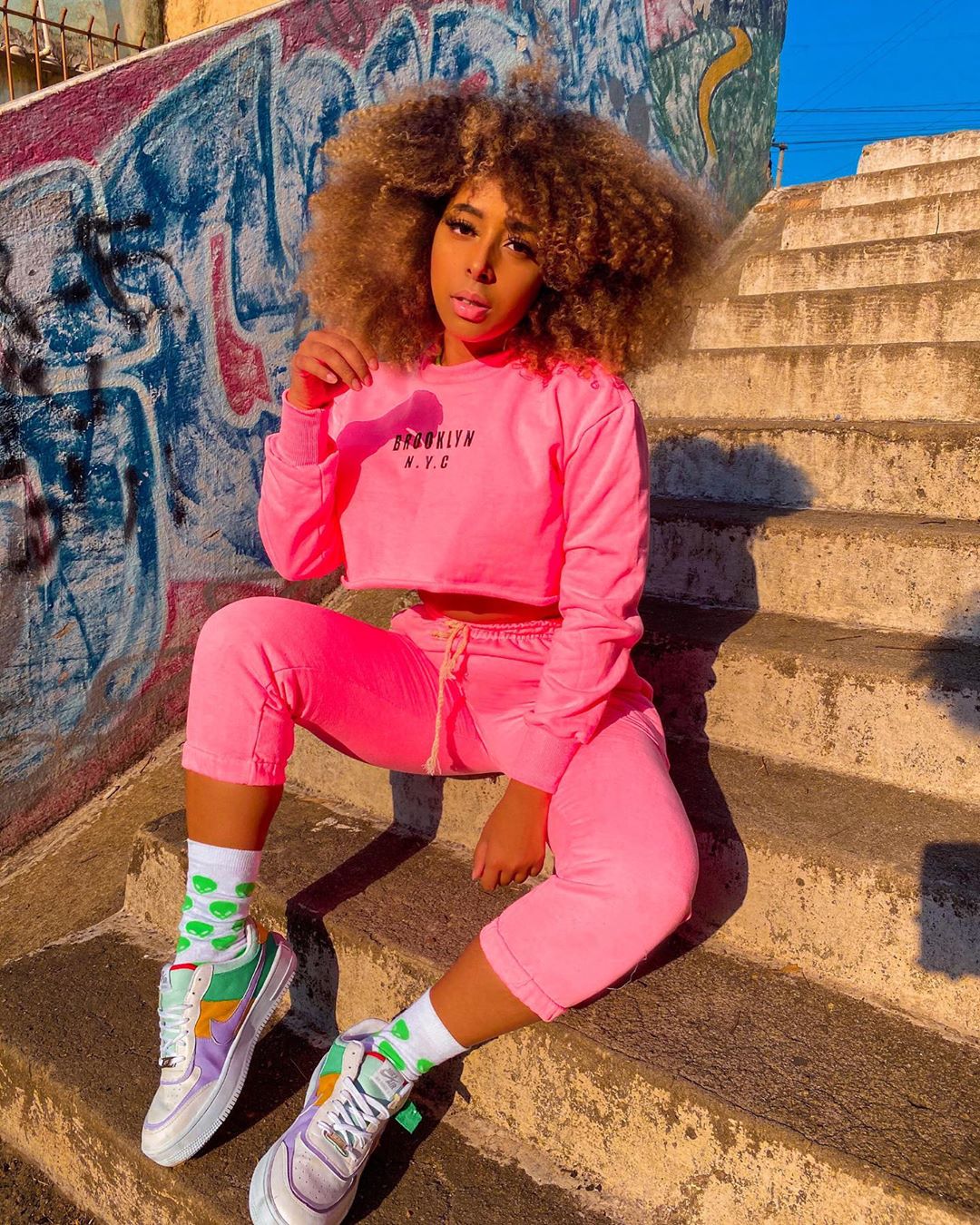 look-conjuntinho-moletom-neon-sarah-gama