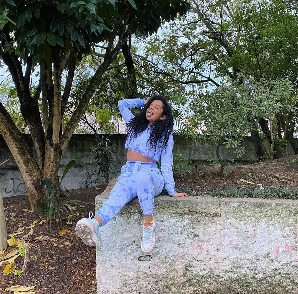 look-conjuntinho-moletom-tie-dye-laura-castro