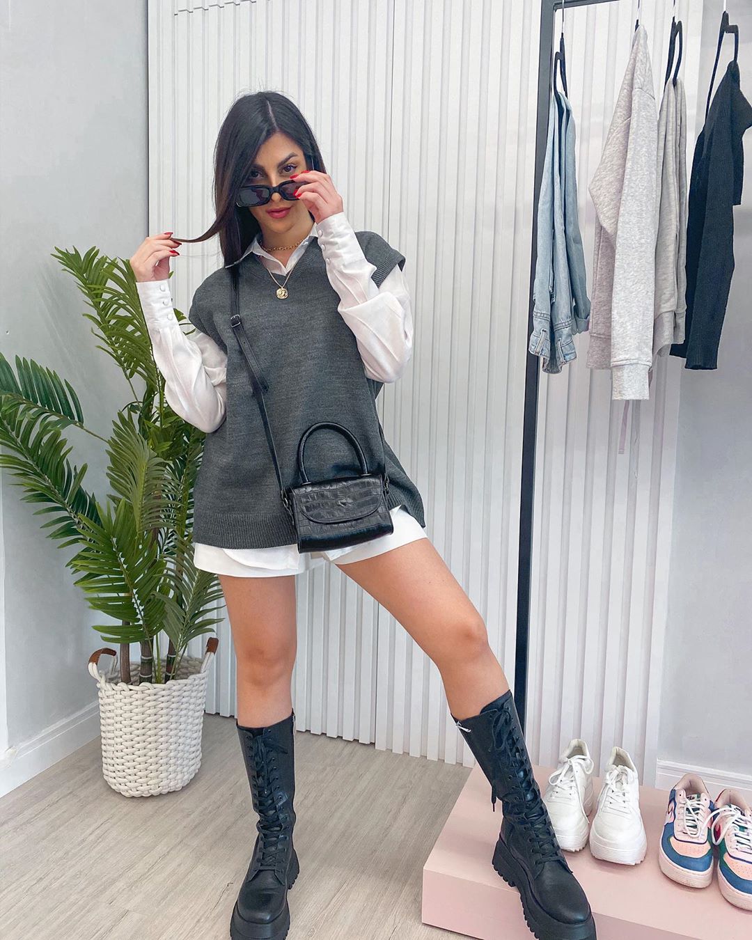 look-camisa-branca-colete-coturno-nah-cardoso