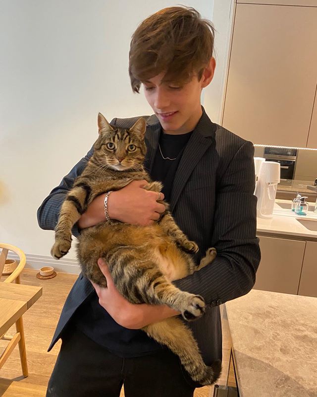 louis-patridge-enola-holmes-fotos-insta3