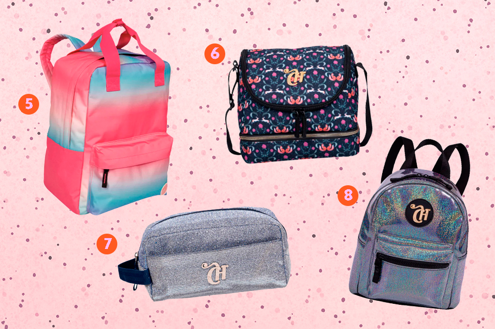 Montagem com quatro produtos da coleção de mochilas da CAPRICHO com a Sestini em um fundo rosa com bolinhas. Em cima, tem uma mochila retangular degradê e uma lancheira com estampa de raposinhas. Embaixo, um estojo de glitter e uma mini bag holográfica.