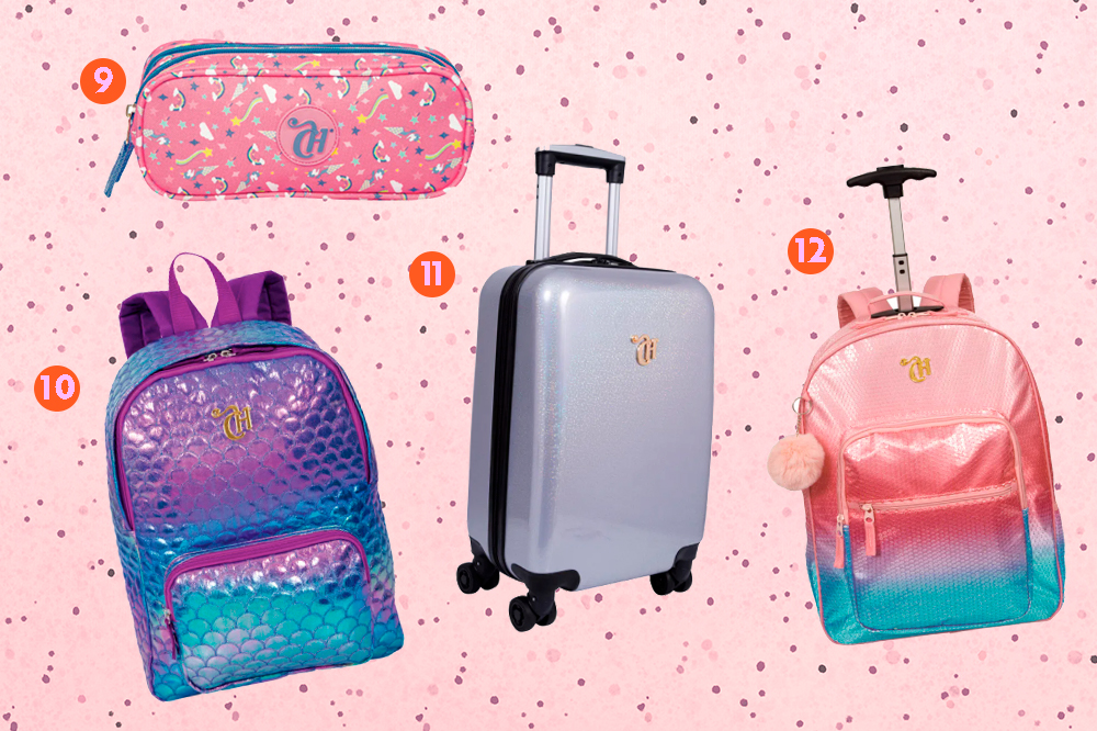 mochila-colecao-capricho-sestini-033 Montagem com quatro produtos da coleção de mochilas da CAPRICHO com a Sestini em um fundo rosa com bolinhas. Em cima, tem um estojo de unicórnios. Embaixo, uma mochila roxa e azul de sereia, uma mala holográfica de rodinhas e uma mochila rosa e azul de paetês com rodinhas.