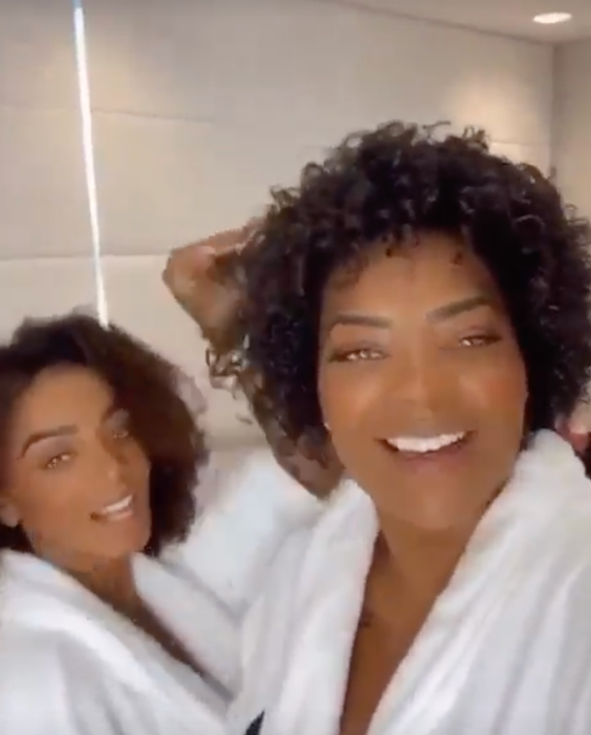 Ludmilla mostra fios naturais ao lado de Brunna Goncalves