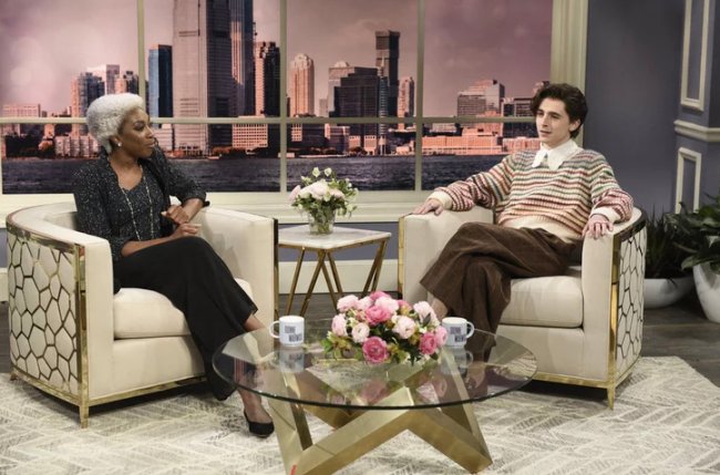Timothée Chalamet vestido como Harry Styles no Saturday Night Live cópia Timothée Chalamet vestido como Harry Styles no Saturday Night Live