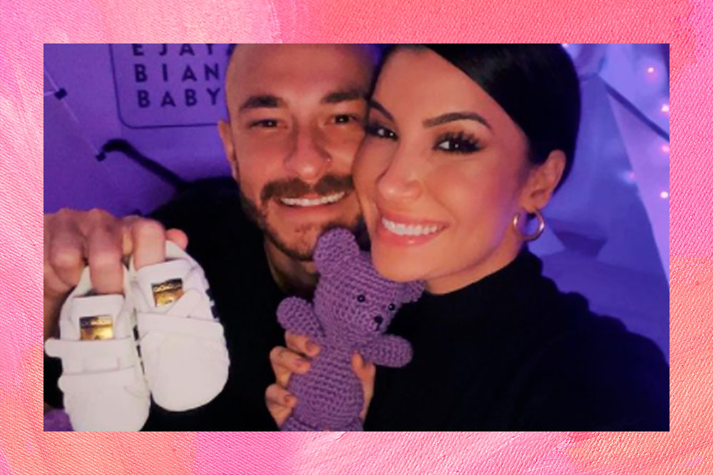 Selfie de Bianca Andrade e Fred segurando sapatinho de bebê e um ursinho roxo; os dois estão sorrindo com o rosto próximo um do outro