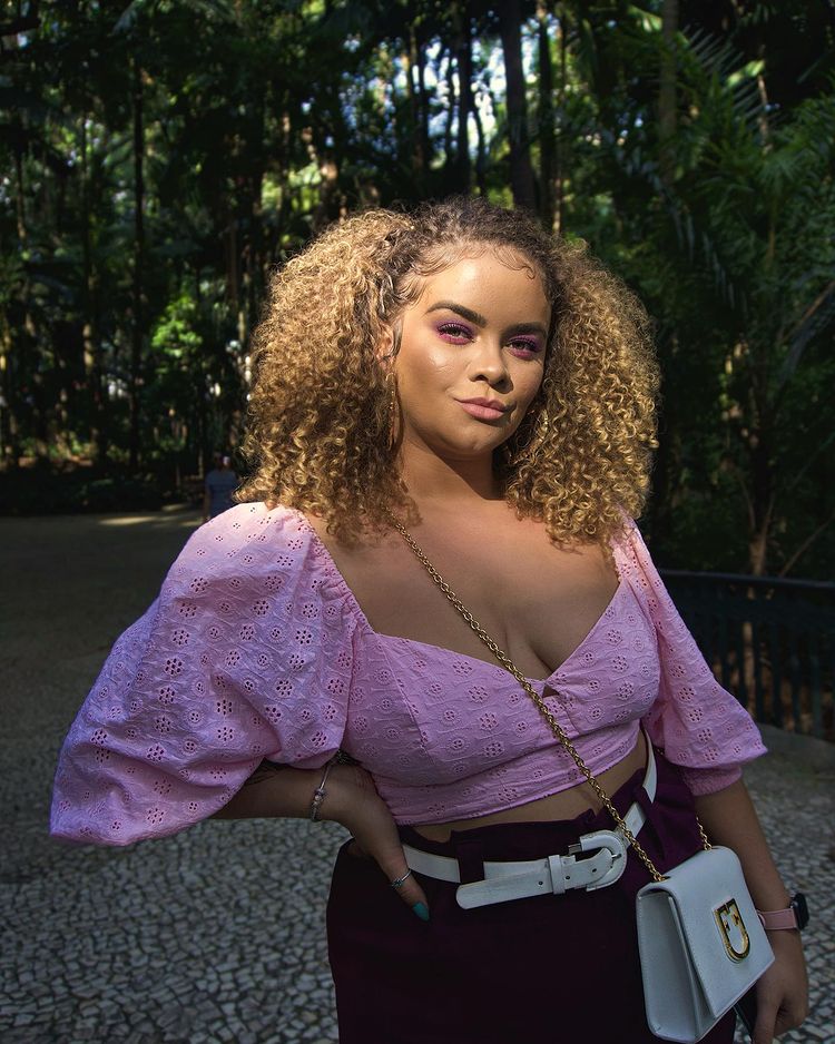 look-candy-color-euninagabriella Influenciadora Nina Gabriella usando blusa rosa com short roxo