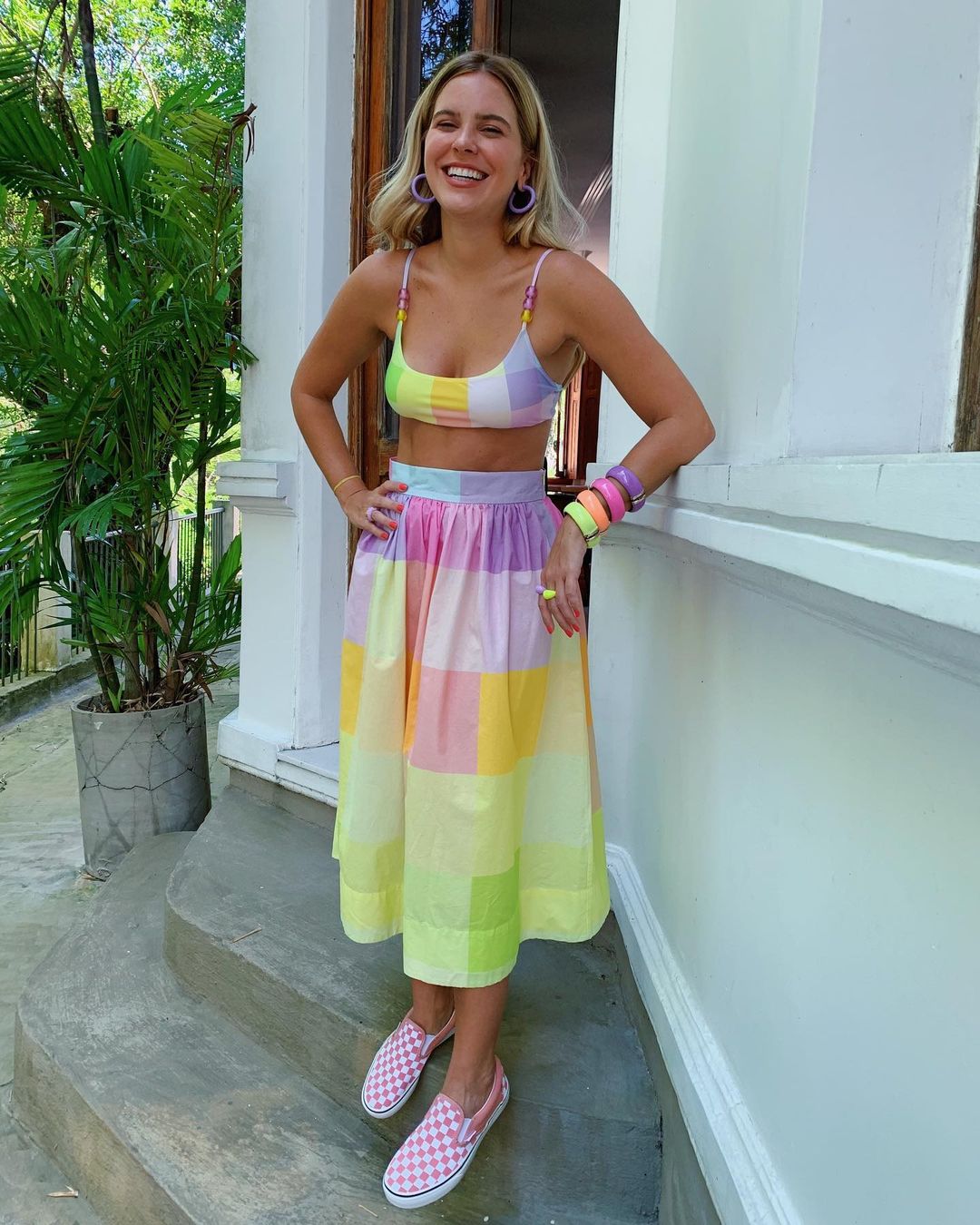 look-candy-color-nathaliarbmedeiros Influenciadora Nathalia Medeiros usando conjuntinho colorido de top e saia midi