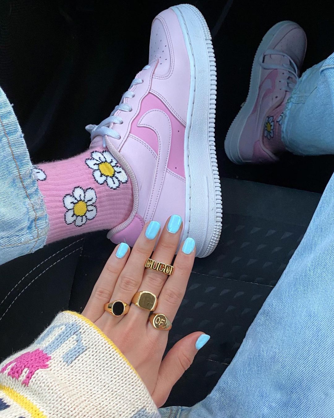 Tênis rosa da Nike com meia rosa e unhas com esmalte azul pastel