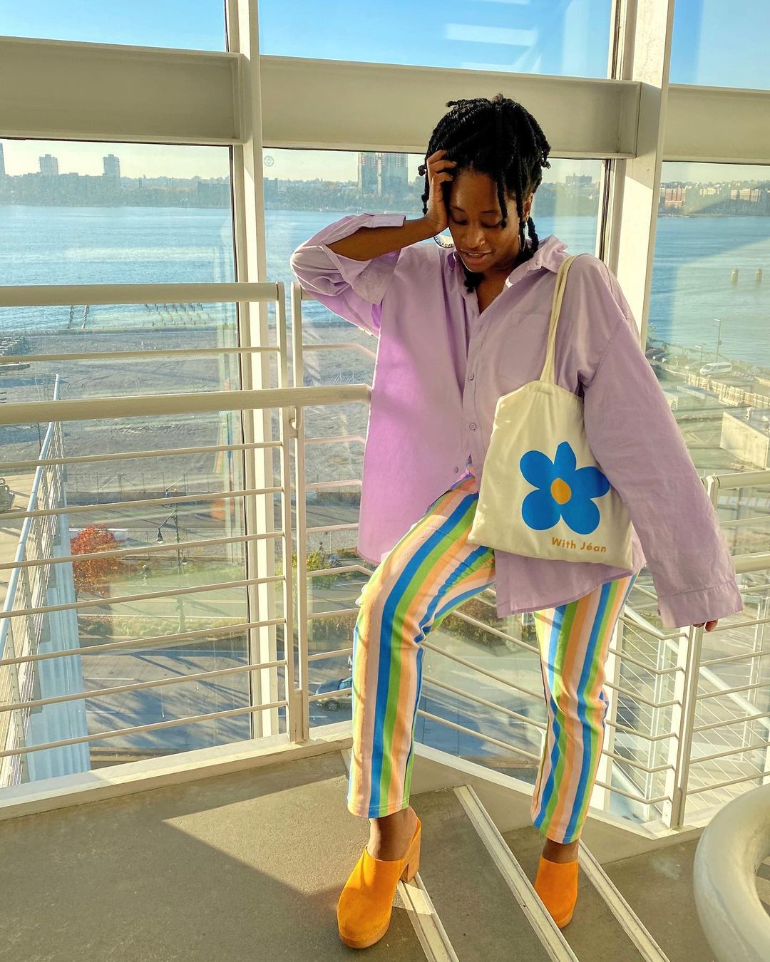 look-candy-color-thelanguageofyolande Look com camisa lavanda, calça colorida e tamanco amarelo