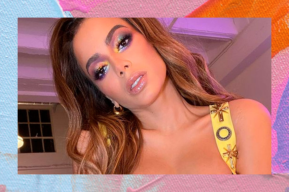 Anitta olhando para câmera