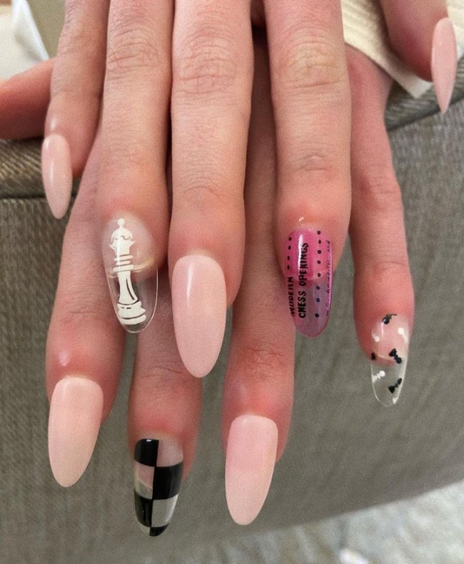 Nail art usada por Anya Taylor-Joy