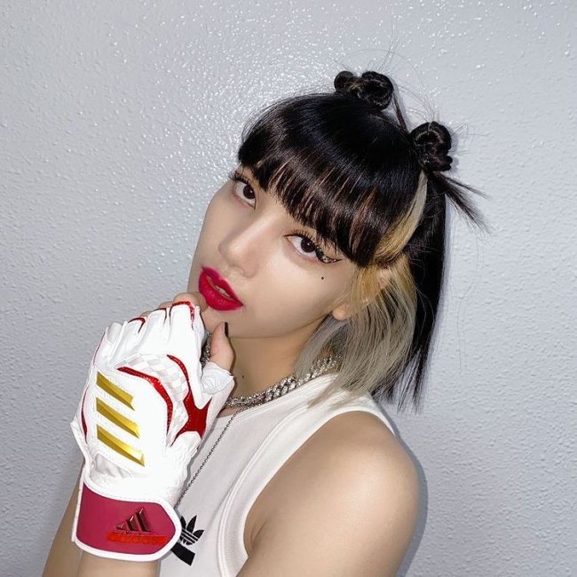 Lisa delineado com strass Blackpink Lisa delineado com strass Blackpink