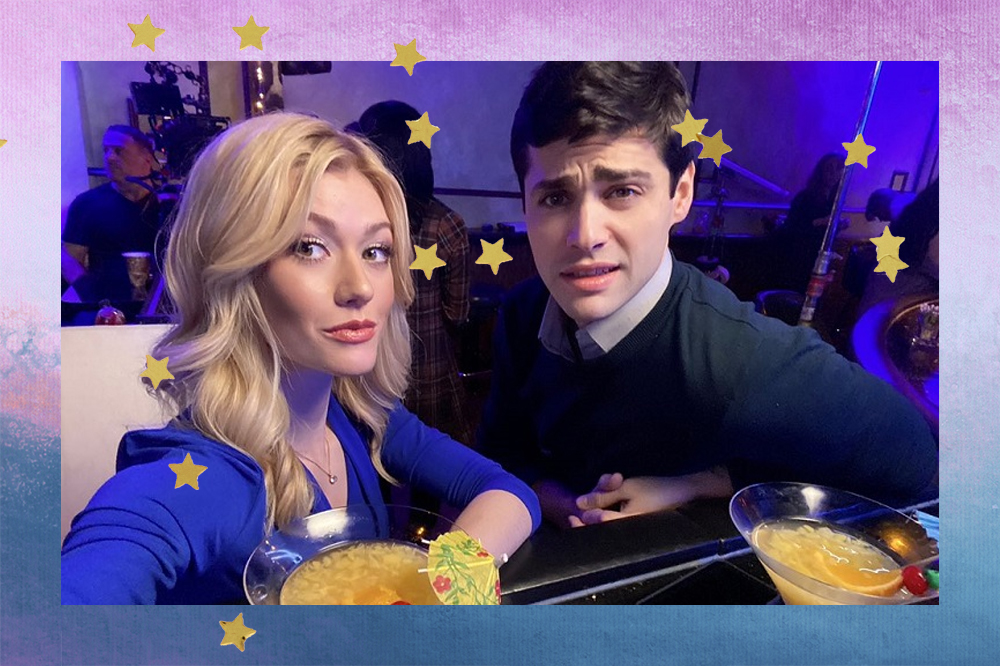 Katherine McNamara e Matthew Daddario olhando para a câmera