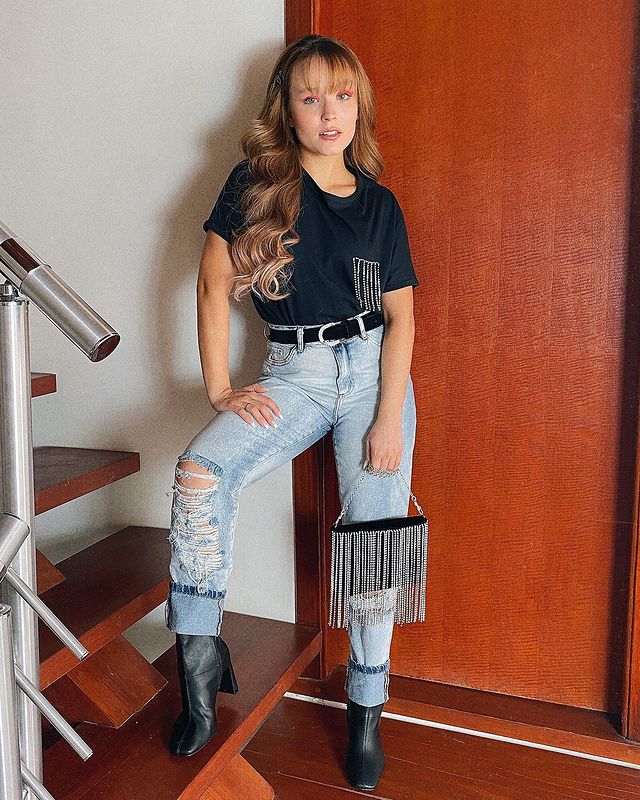 Look da Larissa Manoela com calça jeans