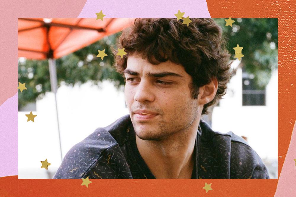 Noah Centineo olhando para o lado