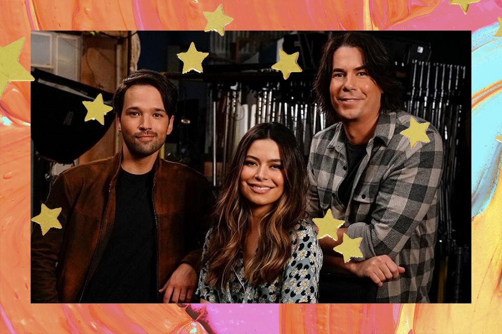 Nathan Kress, Miranda Cosgrove, Jerry Trainor, do elenco de iCarly, sorrindo para a câmera