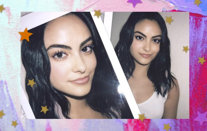 Duas fotos polaroids da atriz Camila Mendes, onde ela aparece sorridente, com maquiagem leve e usando camisa branca.