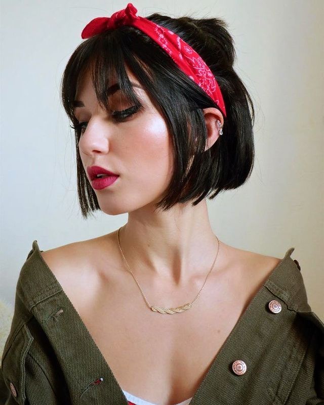 Inspiração de penteado com bandana em cabelo curto com franja