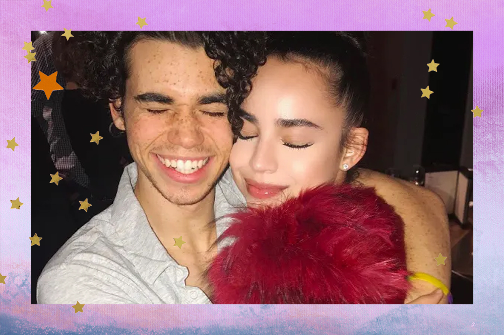 Cameron Boyce e Sofia Carson de olhos fechados enquanto se abraçam