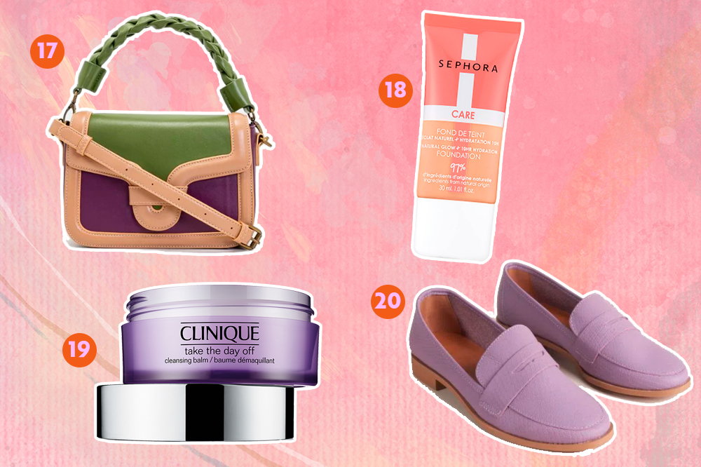 Montagem com fundo rosa e opções de produtos para dar de presente. Em cima, uma bolsa bege, verde e roxa e uma base com embalagem rosa e branca. Embaixo, um demaquilante em creme roxo e um mocassim lilás.