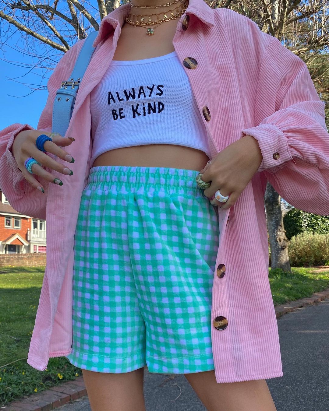 look-xadrez-vichy-chlodavie- Garota usando top cropped branco escrito