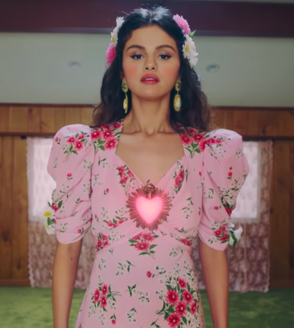 Selena Gomez usando vestido floral rosa no clipe de De Una Vez