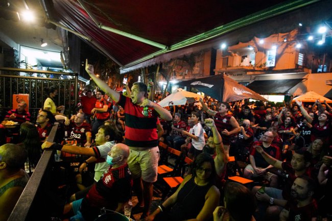 Torcedores do Flamengo reunidos em um bar de Copacabana para assistir à partida contra o São Paulo, em 25 de fevereiro