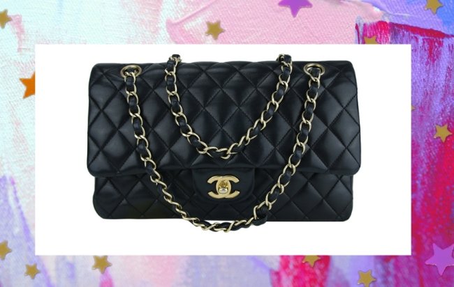 Bolsa Chanel modelo Flap Lambskin, preta e com corrente prata.