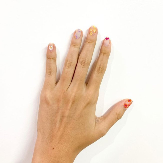 Nail art divertida com florzinha Nail art com vários tipos de florzinha