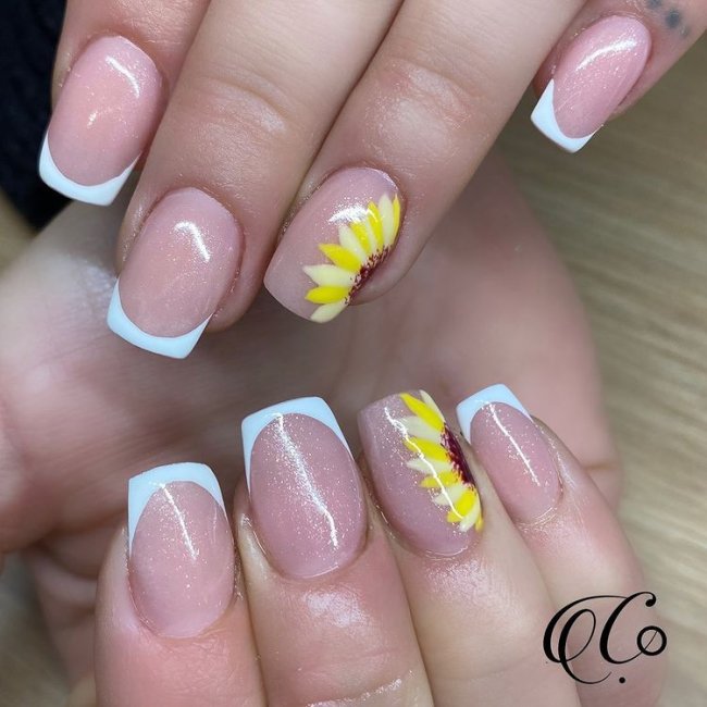 Nail art francesinha branca com florzinha Nail art com francesinha branca e flor