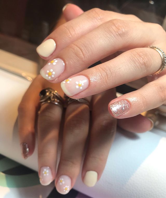 Nail art simples Nail art simples com florzinha e glitter