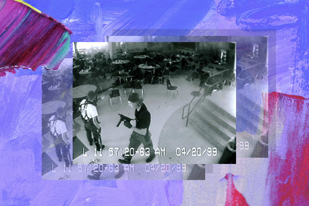 Imagem mostra autores do Massacre de Columbine. Eles estão num corredor escolar segurando armas