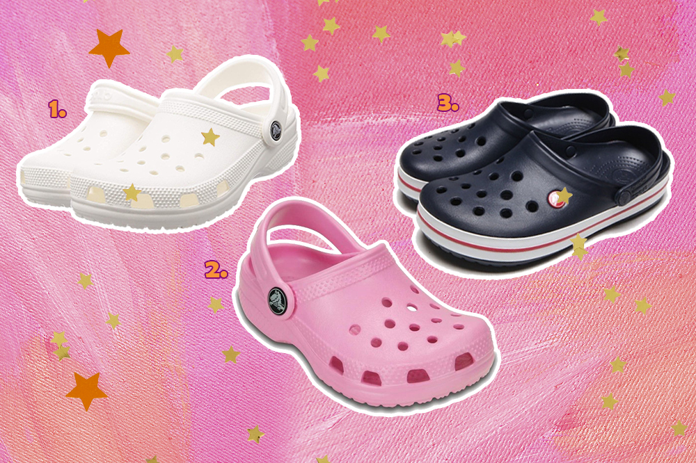 crocs-tendencia-comprar Montagem com três modelos do sapato Crocs que estão à venda no Brasil. Um modelo branco, outro rosa e um azul escuro com listra vermelha no solado branco. O fundo da montagem é rosa e tem algumas estrelinhas douradas e laranjas.