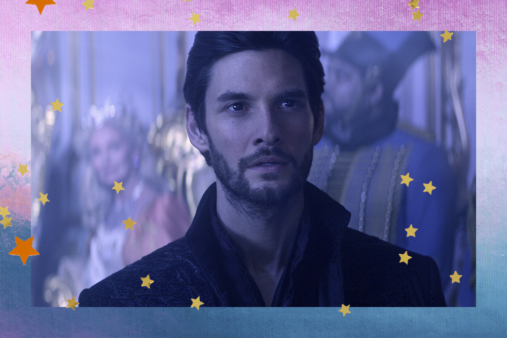 Ben Barnes caracterizado como Darkling em cena de Sombra e Ossos; a iluminação da foto é escura/fria em tons de azul e preto, ele está olhando para frente com expressão de incredulidade e usa roupas pretas