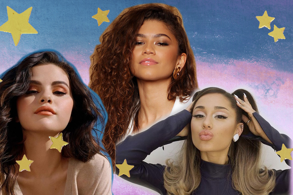 Colagem com foto de Selena Gomez, Ariana Grande com as duas mãos na cabeça e Zendaya