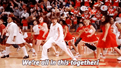 24 coisas que só quem se apaixona muito depressa vai entender Cena de High School Musical em que eles cantam We Are All In This Togheter; estudantes estão em um ginásio dançando com roupas brancas e vermelhas