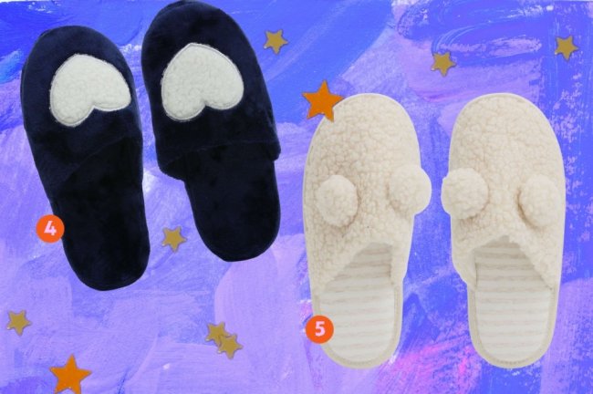 Montagem com 3 opções de pantufas em um fundo azul. Sendo uma branca com pompom branco e uma azul escuro com coração.