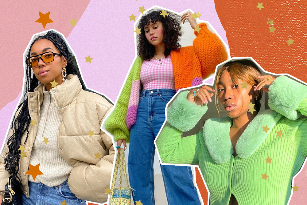 Montagem com três mulheres usando looks diferentes. À esquerda, a garota veste uma jaqueta oversized com um suéter branco, calça jeans e óculos de lentes amareladas. Ao meio, a garota está com um tricô colorido em verde, rosa e laranja, um top xadrez rosa e branco e uma calça jeans, segurando uma bolsa com uma das mãos. À direita, a garota está usando um cardigan verde com pelinhos na gola e nas mangas e suas duas mãos estão levantadas perto da cabeça. O fundo da montagem é rosa e laranja e tem algumas estrelinhas douradas e laranjas.