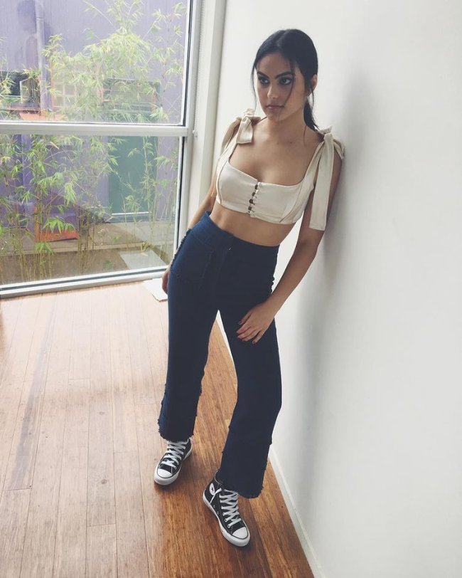 Camila Mendes com cropped romântico