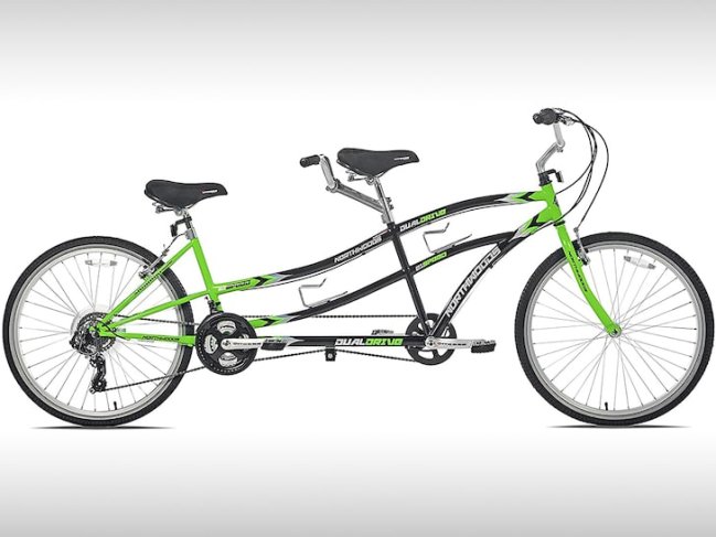 bicicleta-dupla-ariana-grande-casamento Bicicleta com dois assentos, vista pela lateral. Possui detalhes em preto e verde.