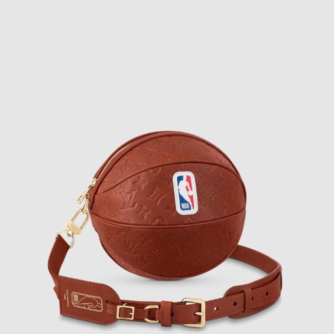 Foto de uma bolsa em formato de bola de basquete da Louis Vuitton em parceria com a NBA