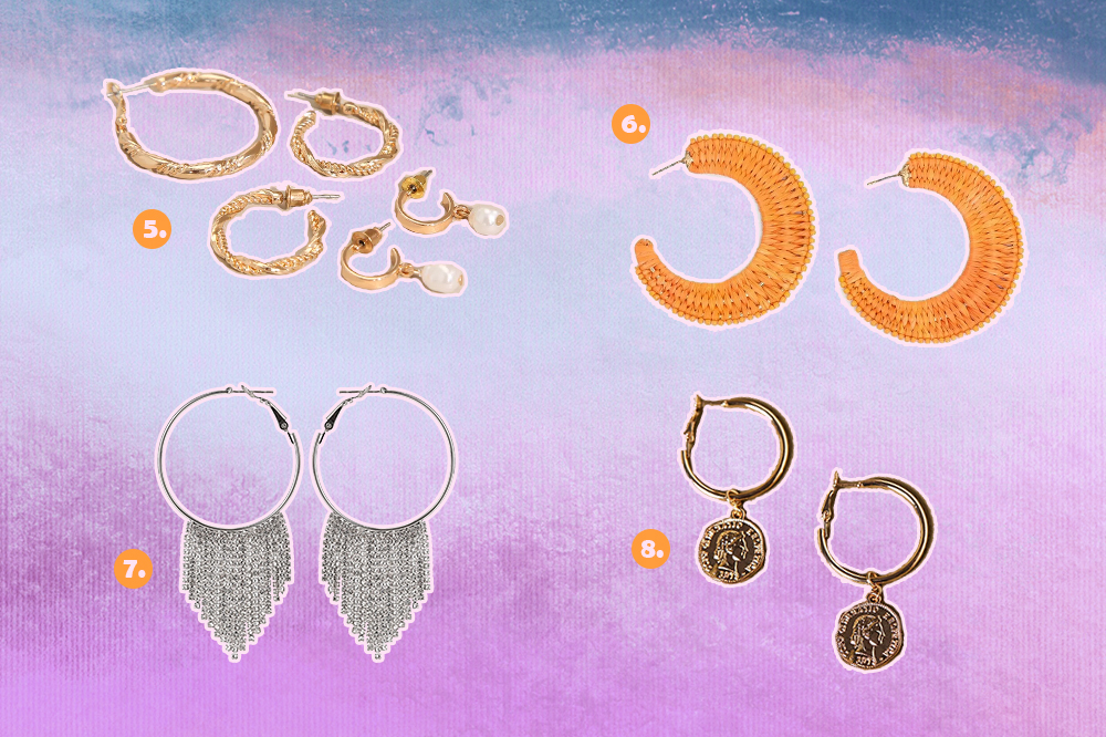 brincos-de-argola-02 Montagem com fundo degradê de lilás, roxo e azul com opções de brincos de argola. Um kit com três modelos diferentes, uma argola laranja, uma prateada com franjas de strass e uma dourada de medalha.