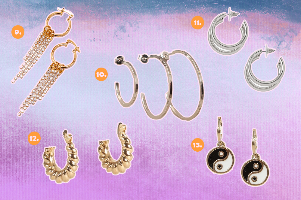 brincos-de-argola-03 Montagem com fundo degradê de lilás, roxo e azul com opções de brincos de argola. Uma dourada com franjas de cristais, um kit com três argolas prateadas de tamanhos diferentes, uma argola prateada, uma dourada trançada e uma dourada com símbolo yin-yang.