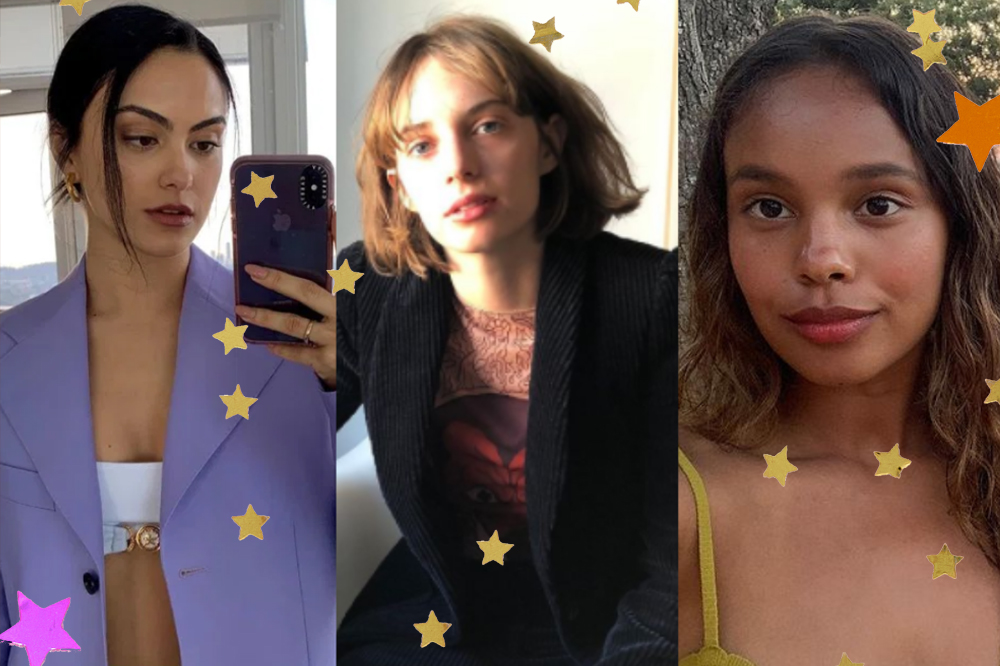 Montagem com três fotos; na primeira uma selfie no espelho de Camila que usa um blazer lilás; na segunda Maya Hawke posando para foto com blazer preto e na terceira uma selfie de Alisha Boe com blusa amarela; estrelas amarelas e laranjas decoram a imagem