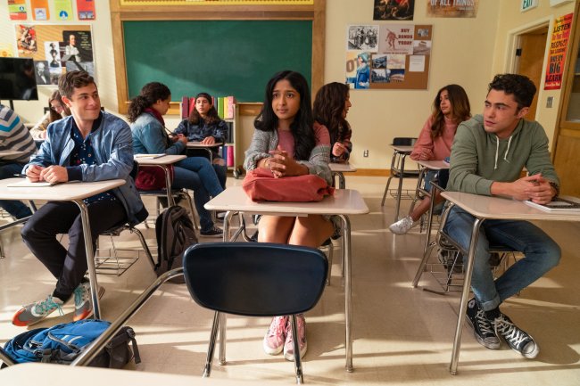 eu nunca segunda temporada Devi na sala de aula; ela está sentada entre Ben e Paxton; os dois estão olhando para a protagonista mas ela olha para frente